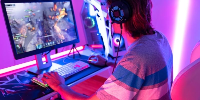 Watch other players and dealers before betting